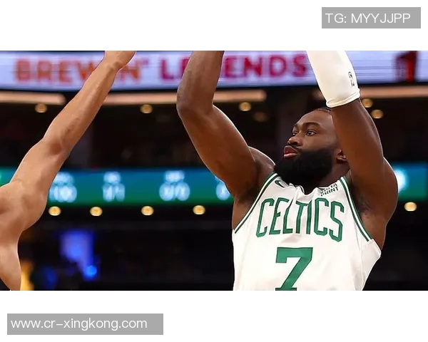 杰伦布朗首节火力全开半场表现出色砍下16分助球队稳住局势