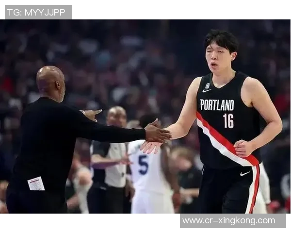 比卢普斯称赞杨瀚森篮板表现强调球队需加强篮下防守力度